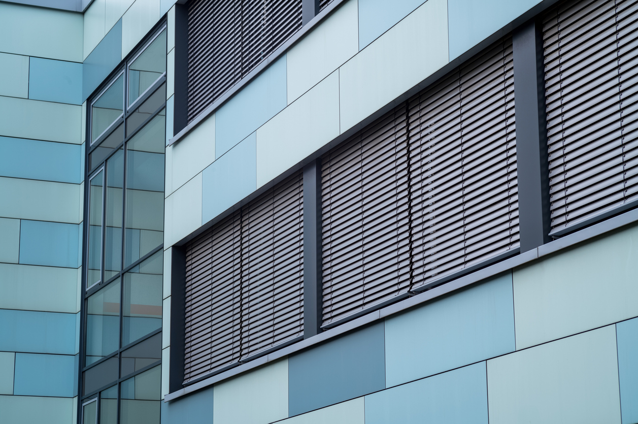 Tende frangisole per uffici e ambienti commerciali: comfort e risparmio energetico a Milano